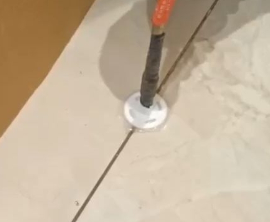 靖西瓷砖空鼓维修公司专业解答瓷砖在铺贴过程中，如果没有涂抹均匀到位的粘结材料（如水泥砂浆或瓷砖胶），可能会导致以下问题