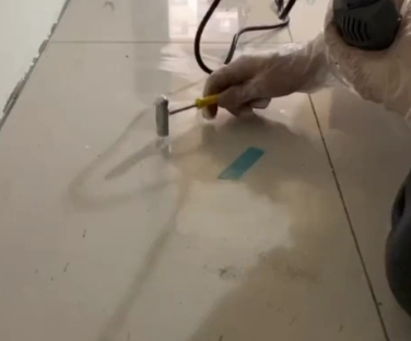 靖西瓷砖开裂维修公司专业分享瓷砖在铺贴前如果没有沥干水分，将会导致以下问题